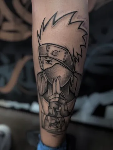 Kakashi z mangi Naruto, czarno-szary tatuaż na łydce.